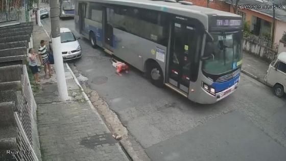 Idoso é atropelado ao descer de ônibus