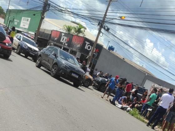 Motociclista é atingido por carro, colide contra muro e morre na hora em Cuiabá 