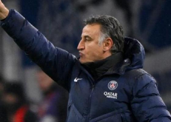 Técnico do PSG é contido após discussão com torcedor do Olympique