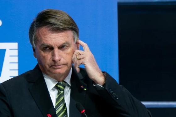 Ex-presidente Bolsonaro abre loja de calendários na internet.