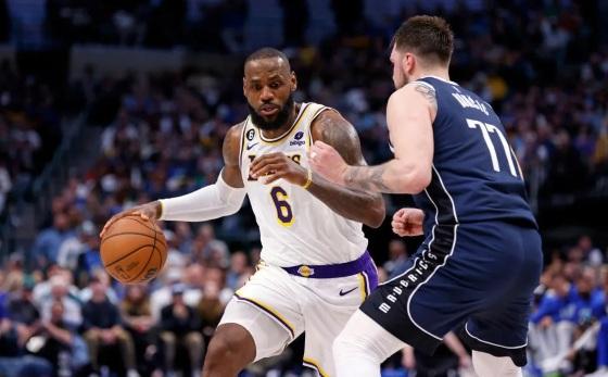 LeBron James em duelo contra Luka Doncic.