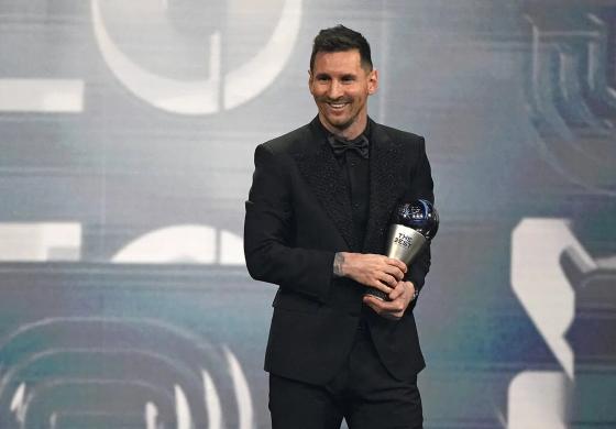 Campeão do mundo e craque da Copa, Messi é o melhor do planeta de novo