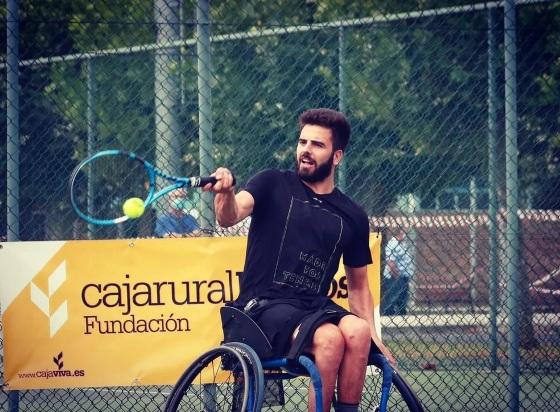Após ficar paraplégico, Pelayo Novo passou a jogar tênis em cadeira de rodas.