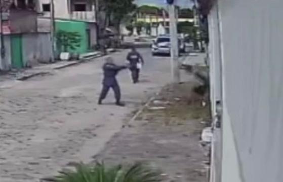 Vídeo mostra policial atirando e matando adolescente já rendido; Governador determina apuração