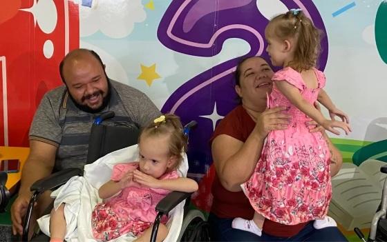 Siamesas separadas em hospital de Goiânia, Heloá e Valentina com mãe e pai, em Goiás.