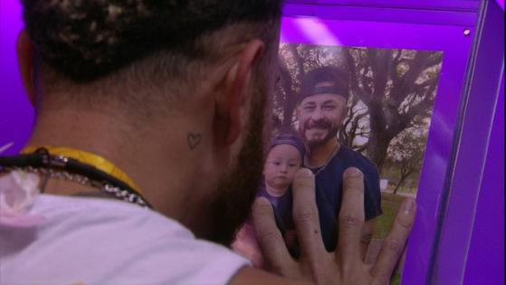 Fred ganha Prova do Líder e chora ao ver foto do filho