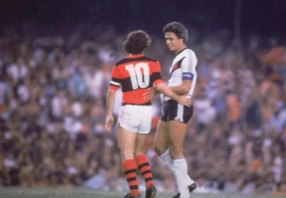 Zico, pelo Flamengo, e Roberto Dinamite, pelo Vasco, em campo.