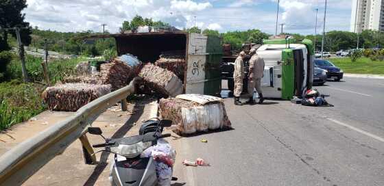 Caminhão carregado de materiais recicláveis tomba em rotatória de Cuiabá 