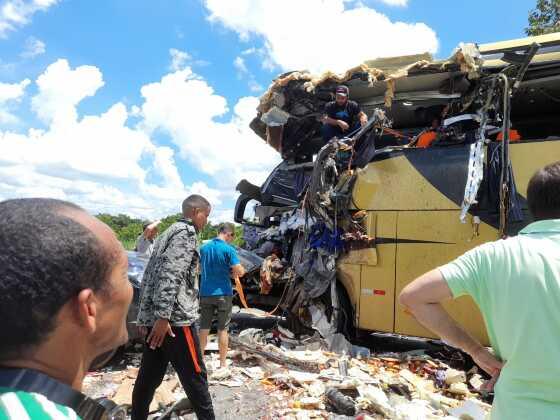 Grave acidente entre carreta e ônibus de viagem deixa pelo menos oito mortos na BR-174