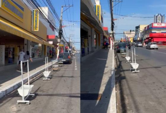 A loja Pernambucanas, na avenida Couto Magalhães, demarcou a entrada da loja com araras e carrinhos de compras, gerando transtorno no trânsito