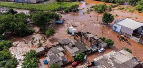 Inundação atinge casas e afeta 250 famílias