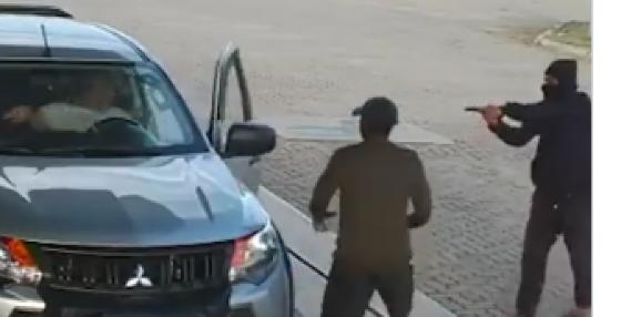 Policial civil é baleado ao reagir a tentativa de assalto em posto de gasolina 