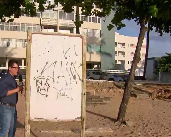 Placas que alertam sobre ataques de tubarão na praia de Piedade estão apagadas.