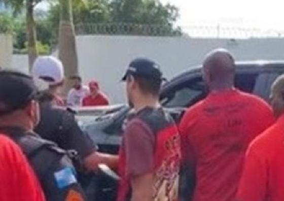 Torcedores fazem protesto na frente do CT do Flamengo