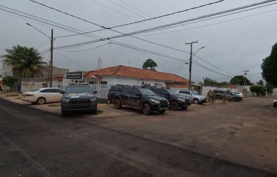 A Operação cumpriu oito mandados judiciais, sendo eles três mandados de prisão temporária e cinco de busca e apreensão domiciliar