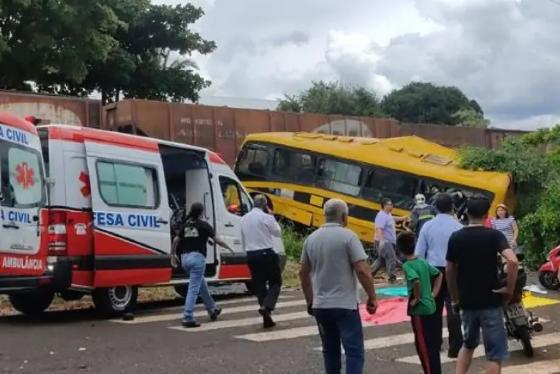 Acidente entre trem e ônibus com alunos da Apae deixa dois mortos no Paraná