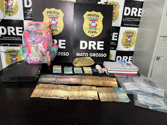 Ao todo, três pessoas foram presas e autuadas em flagrante por tráfico de drogas, integrar organização criminosa qualificada pela corrupção de menores e resistência