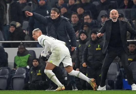 Richarlison na frente de Antonio Conte e Stefano Pioli em Tottenham x Milan nas oitavas de final da Champions League.