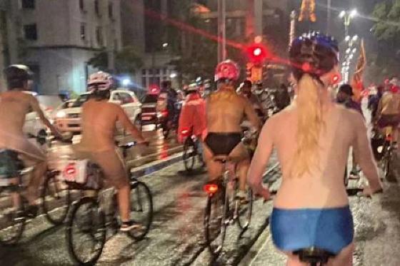 Ciclistas pedalam nus sob chuva em protesto para conscientizar população sobre acidentes de trânsito