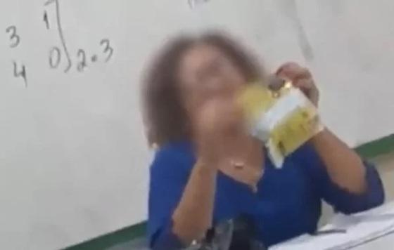 Aluno dá esponja de aço para professora negra no Dia da Mulher: “Machismo e racismo”.
