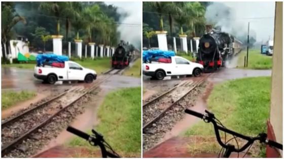 Trem turístico freia antes de atingir carro parado sobre trilho