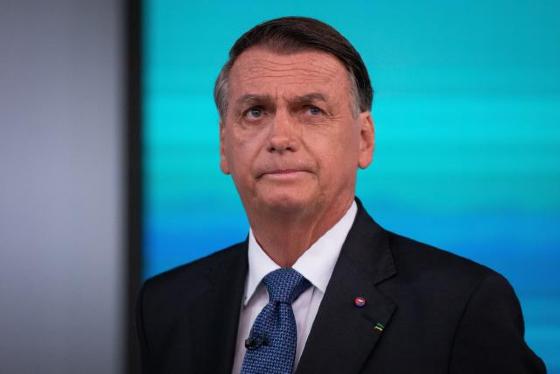 Bolsonaro justifica gastos pessoais de Michelle: "Absorvente, manicure"