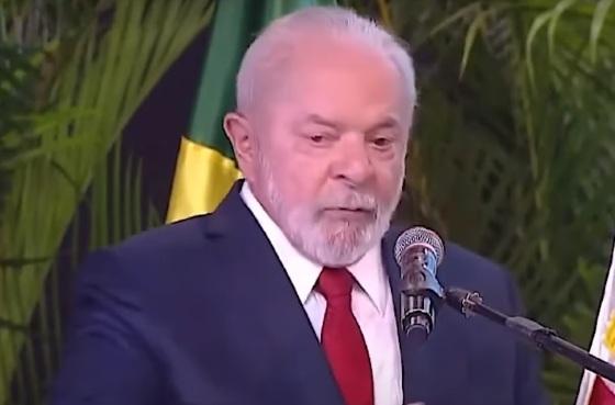Menino interrompe discurso de Lula e fala do preço da picanha.