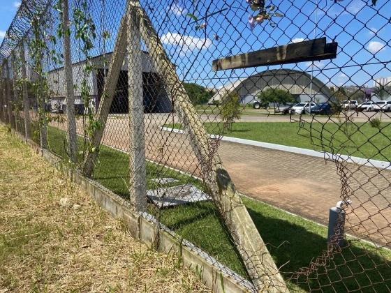 Torcedores do Corinthians fizeram buraco na grade e invadiram o CT.