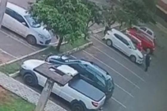 Motorista é rendida e tem carro roubado em frente a escola