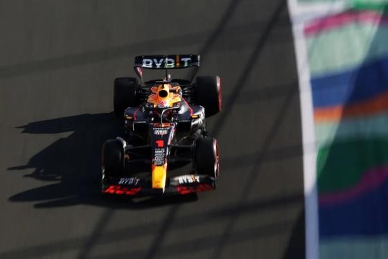 Max Verstappen guia o RB19, carro da RBR na F1 2023, no TL1 do GP da Arábia Saudita.