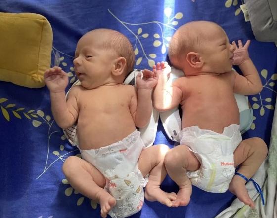 Lorenzo e Valentín são gêmeos iguaizinhos, garante a mãe.