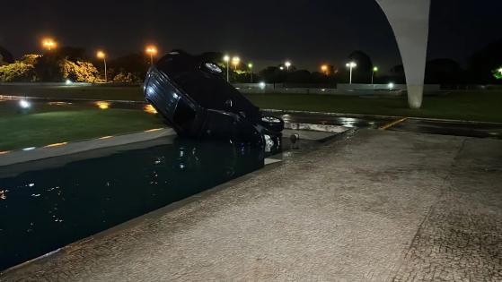 Motorista cai com carro no espelho espelho d"água do Palácio do Planalto