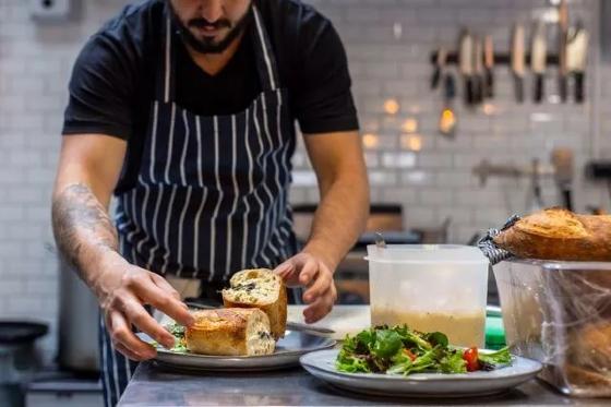 Dono de restaurante é condenado por discriminar auxiliar de cozinha: 