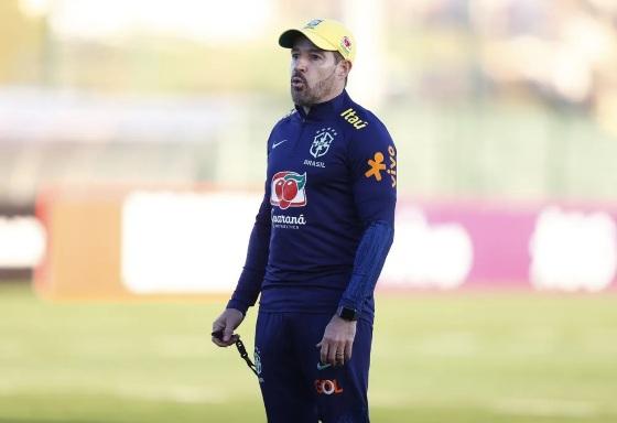 Ramon Menezes, técnico interino da seleção brasileira, durante treino.