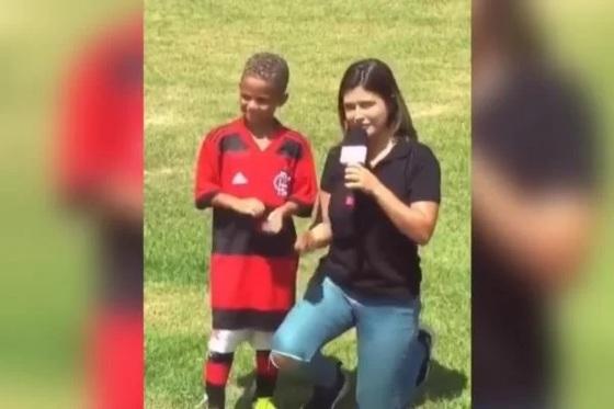 Atleta do sub-07 do Flamengo viraliza ao criticar tamanho da camisa.