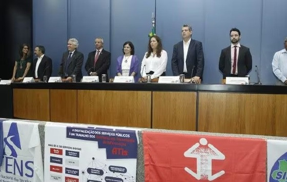 Acordo de reajuste para servidores federais foi assinado em Brasília (DF), com a presença de ministros e representantes da categoria.