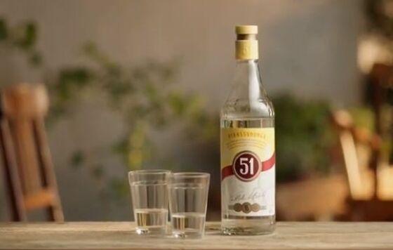 Homem morre após apostar que tomaria garrafa de cachaça em um gole só 