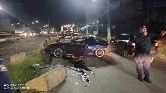 Motorista é arremessado de carro esportivo após bater em blocos de concreto na Feb em VG