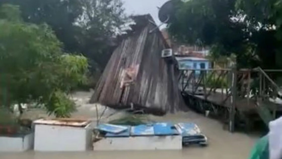 Casas são arrastadas por correnteza durante chuva