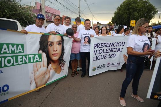 Deputado Eduardo Botelho participa de passeata contra o feminicídio no Pedra 90