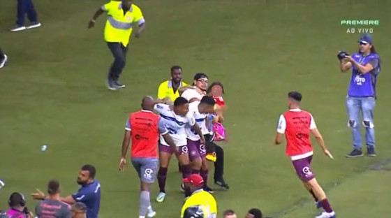 Torcedor invade campo com criança no colo para agredir jogador no Campeonato Gaúcho