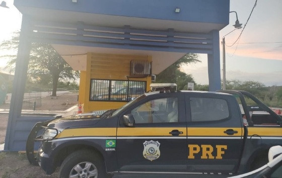 Policiais descobriram mandado de prisão em aberto por tráfico de drogas.