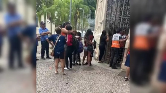 Aluno de 15 anos tenta atacar colegas com golpes de faca em escola no Rio