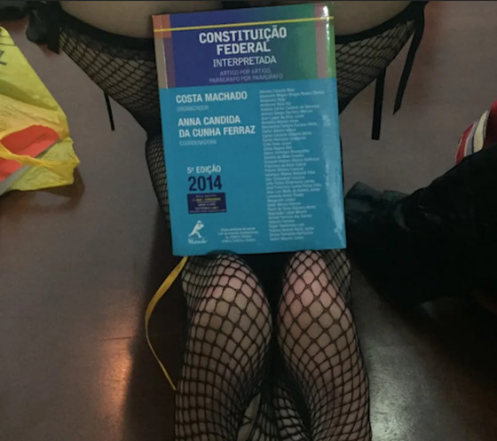 Fotos mantidas em cofre mostram mulheres carimbadas nas nádegas com carimbo de juiz acusado de agressão