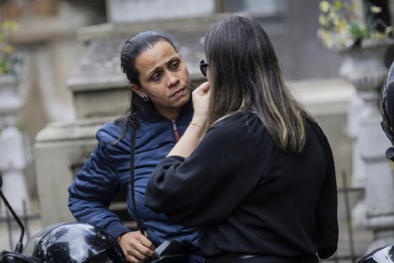 'Emoções afloradas', diz professora que imobilizou agressor em escola