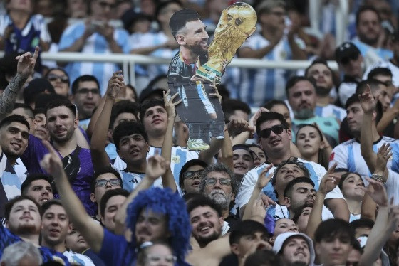 Torcida com imagem de Messi e a taça da Copa do Mundo em amistoso Argentina x Curaçao.