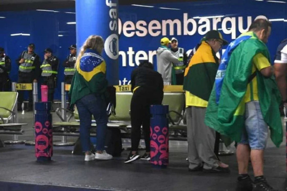 Sob forte esquema de segurança, apoiadores aguardam Bolsonaro no Aeroporto de Brasília