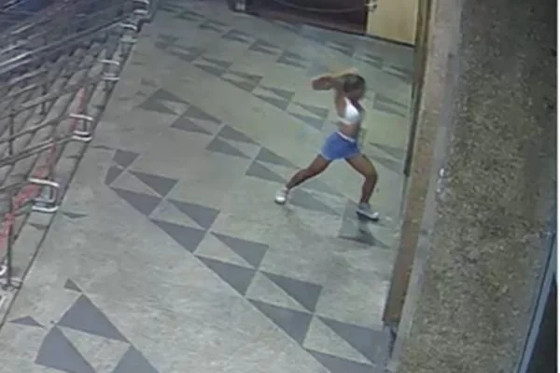 Mulher atira blocos de concreto em ataque a igreja 