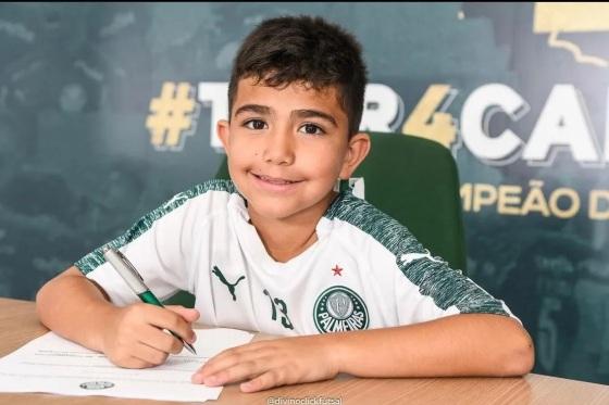 Pedro, filho de Dudu, assina o primeiro contrato com o Palmeiras.