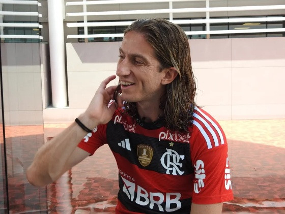 Filipe Luís sorri durante entrevista exclusiva ao ge concedida no CT do Flamengo.